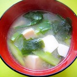 豆腐とつるむらさきワカメの味噌汁